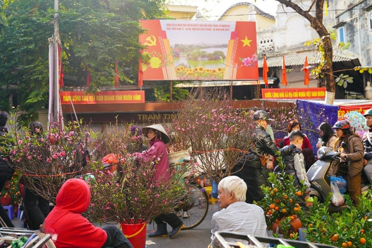 Tet-flower-market-Vietnam